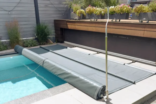 Stangenabdeckung mit Aufrollvorrichtung