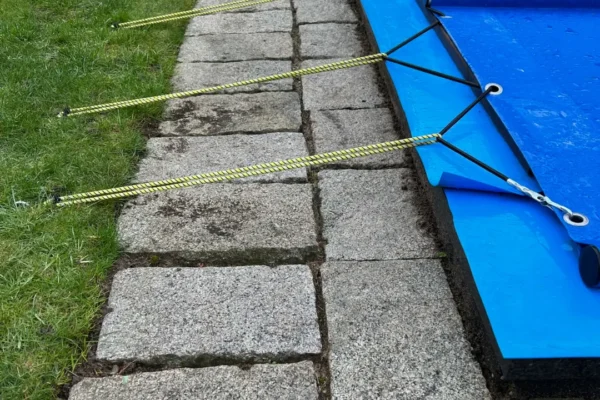 Stangenabdeckung mit Rohren und Ösen