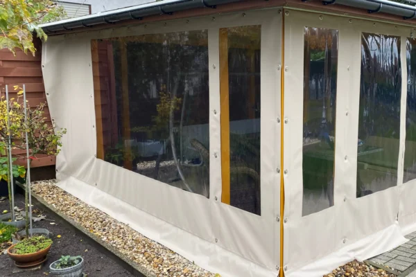 Terrassenplane mit Fenstern und Ösenverstärkung