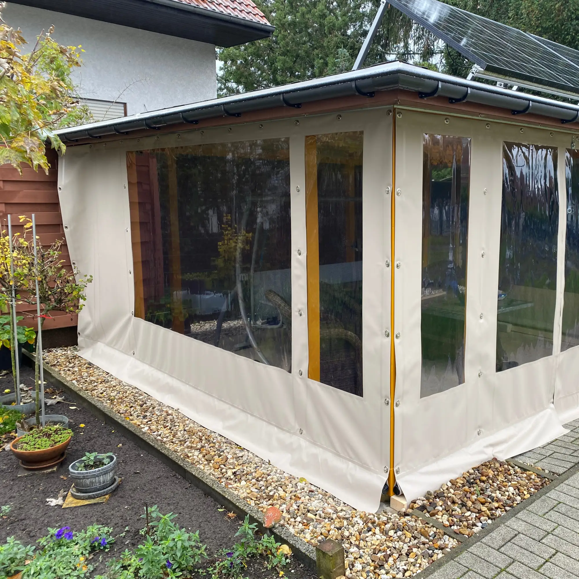 Terrassenplane mit Fenstern und Ösenverstärkung