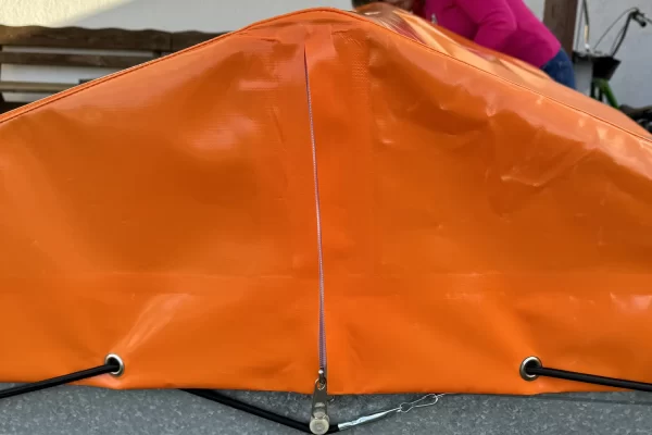 Anhängerplane mit Spitzdach-Orange-Reißverschluss