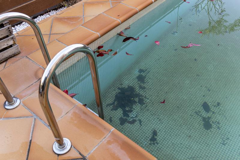 Dreckiger Pool