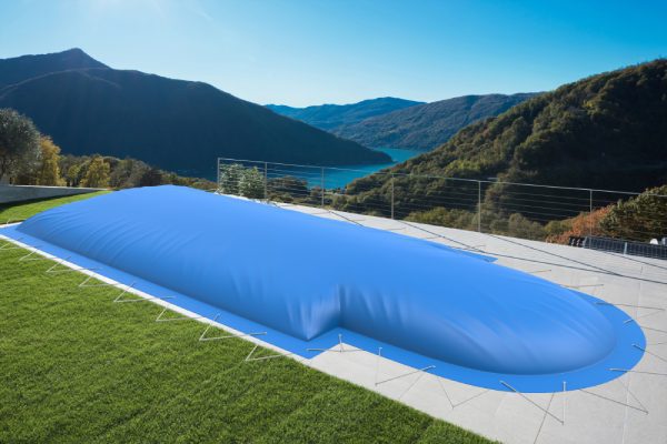 aufblasbare Poolabdeckung mit römischer Treppe