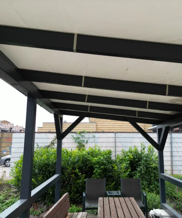 Terrassendachplane nach Maß mit Schnellriemen auf Unterseite