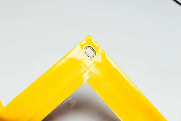 Transparente_Plane_nach_Maß_Saum_SignalgelbRAL1003_Ovalöse_Messing_2