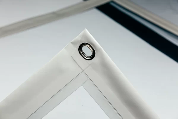 Transparente_Plane_nach_Maß_Saum_GrauRAL7035_Ovalöse_nickel_2