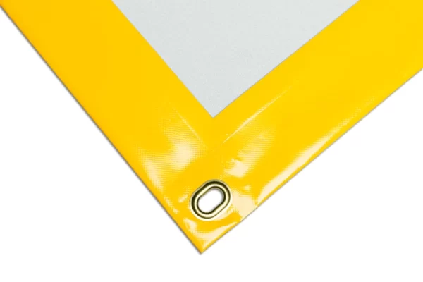 Transparente_Plane_nach_Maß_Saum_SignalgelbRAL1003_Ovalöse_Messing